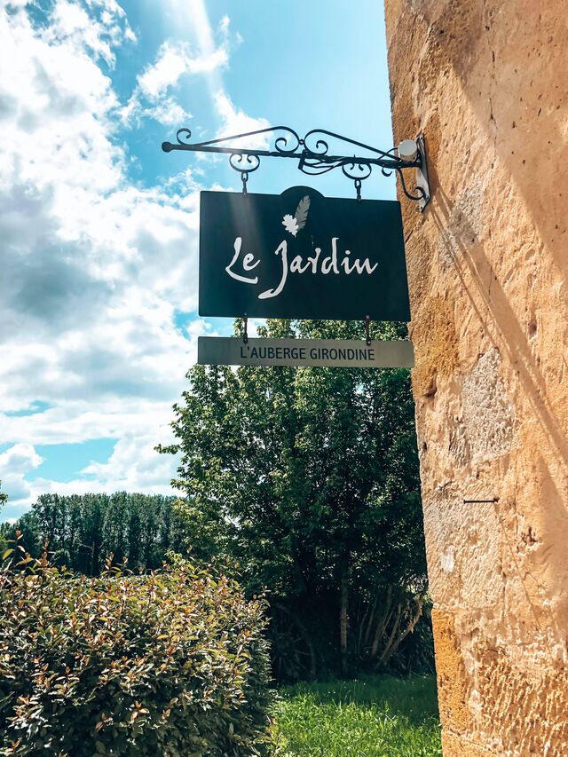 Le Jardin de l'Auberge et sa terrasse ensoleillée