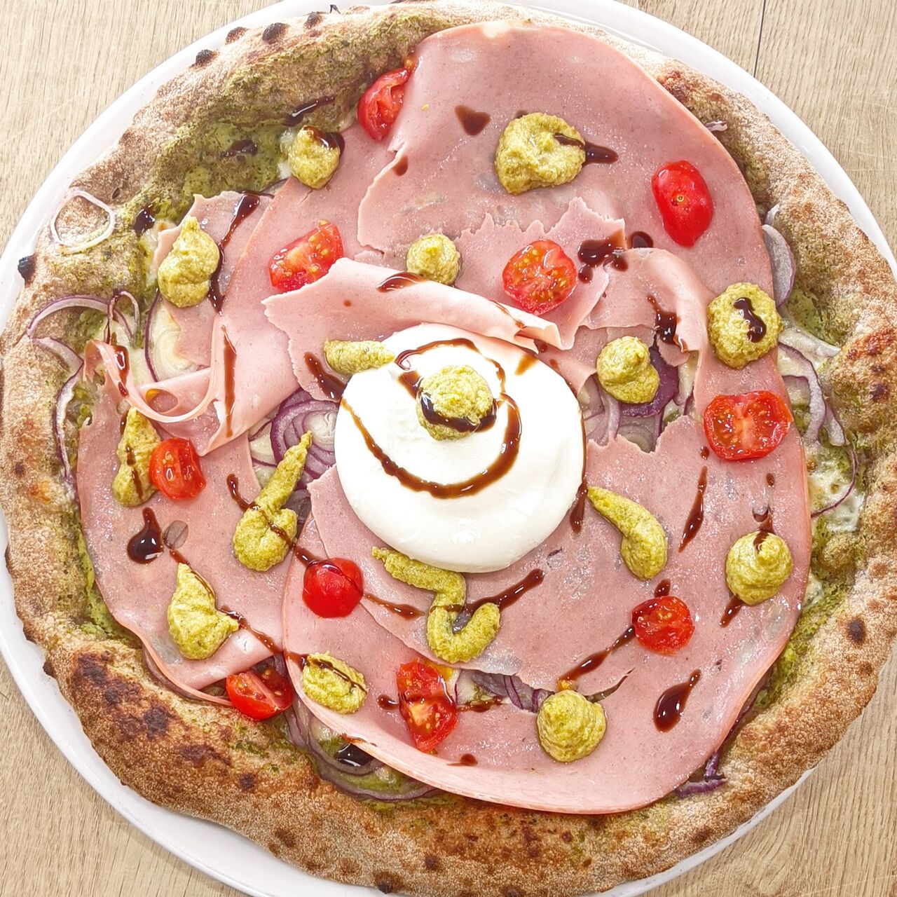 Juin La Mortadella e Zucchine - base courgettes rôties mixées, mozza, oignons rouges, Mortadella, burrata, crème de pistaches