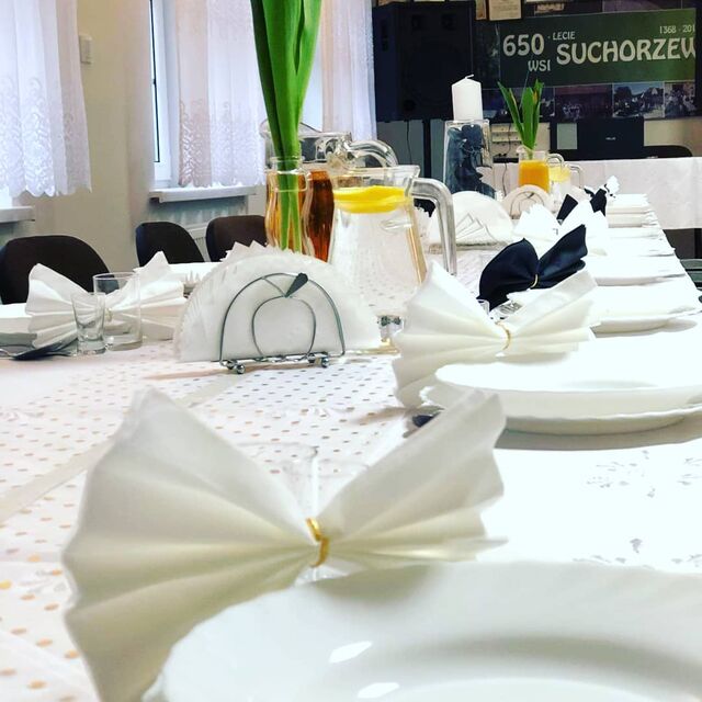 Planujecie imprezę okolicznościową?
Poza wyśmienitym jedzeniem i profesjonalnym serwisem kelnerskim, oferujemy świetne miejsce?