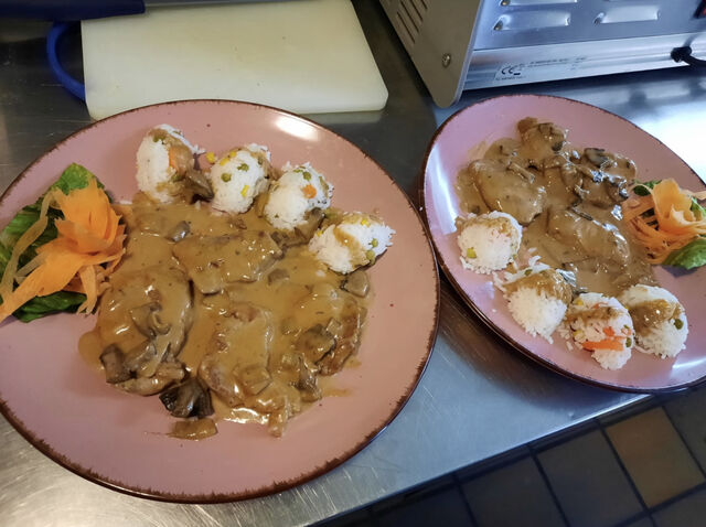 Schweinefilet Medaillons mit Reis, Salat & Bratensoße mit Paprika, Zwiebeln, Champignons und Rotwein