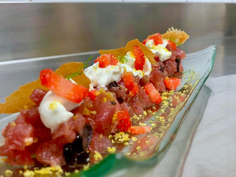 Tartare di tonno, stracciatella fragole e bottarga