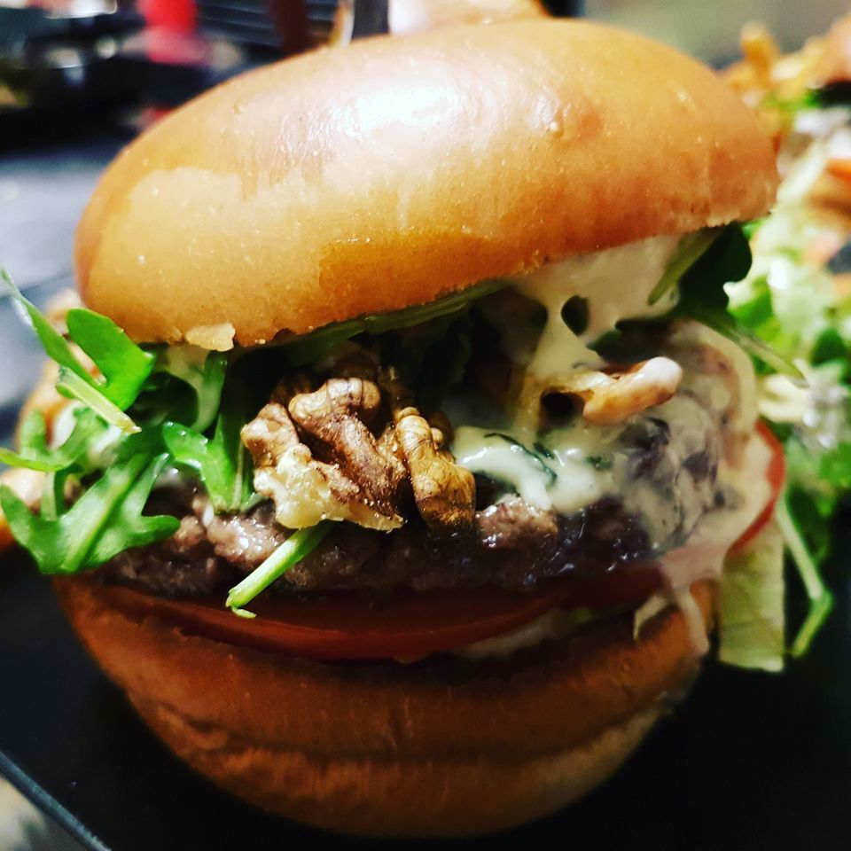 Notre spécialité : LES BURGER GOURMETS
Pain artisanal, steak façon bouchère et produits frais & locaux
6 choix à la carte !