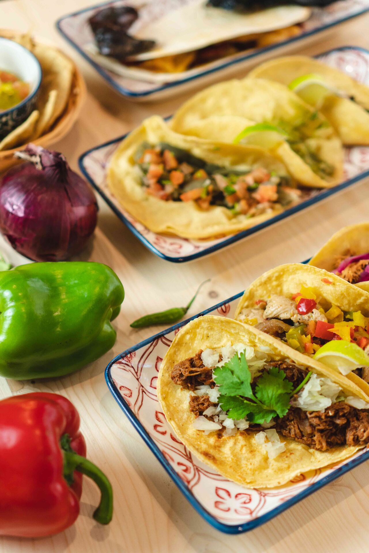 Taquitos! Galette de maïs sans gluten, souple et pliée avec la viande de votre choix.
Options vegetarien et vegan disponibles. 