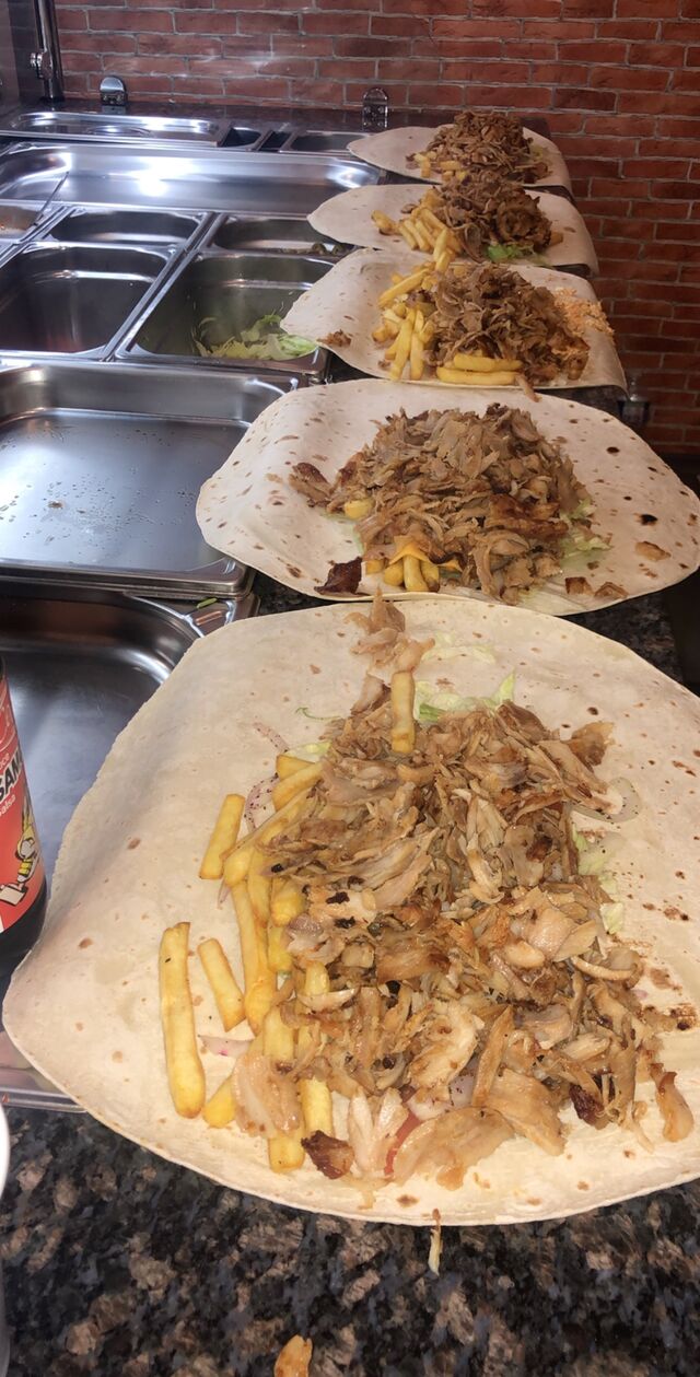 Étape 3 : Préparation des kebab galettes visible sur place à travers notre vitrine. 