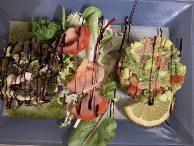 Aubergines grillées à la mozzarella ,
Tartare de saumon 