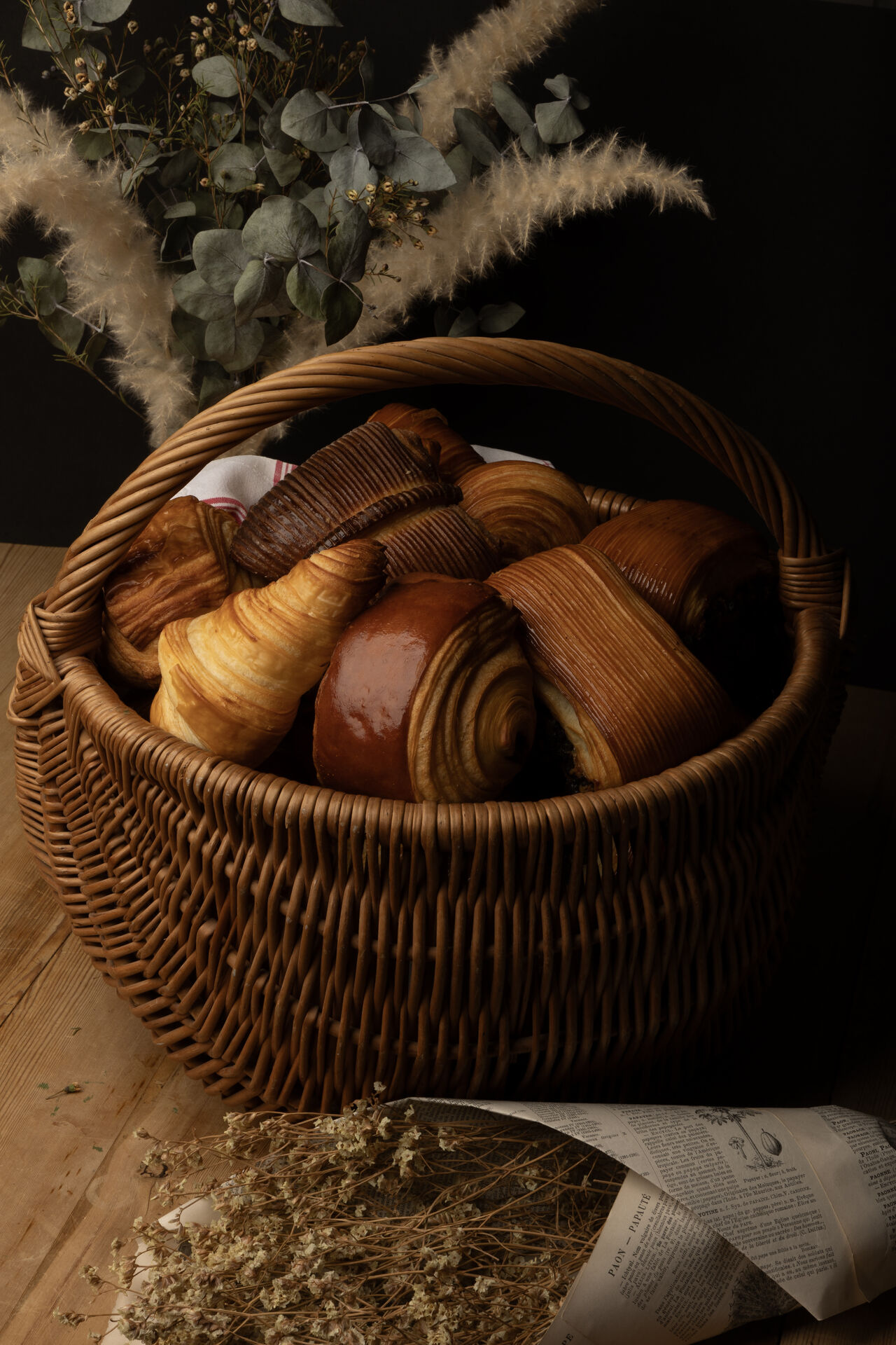 Un panier garni de viennoiseries
