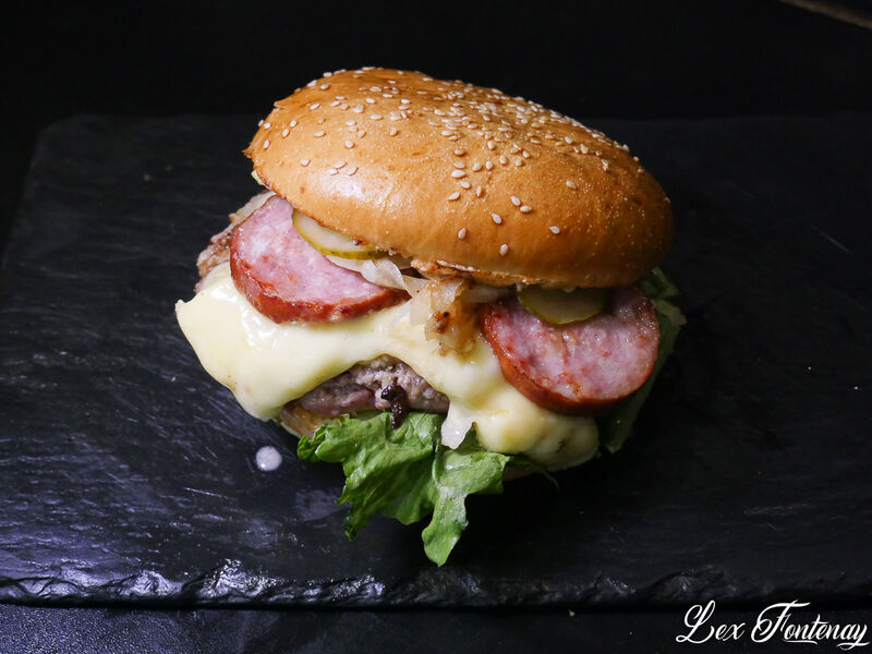 Tu aimes le burger ? Tu aimes le Mont d'or ? Un seul mot JURASSIEN 