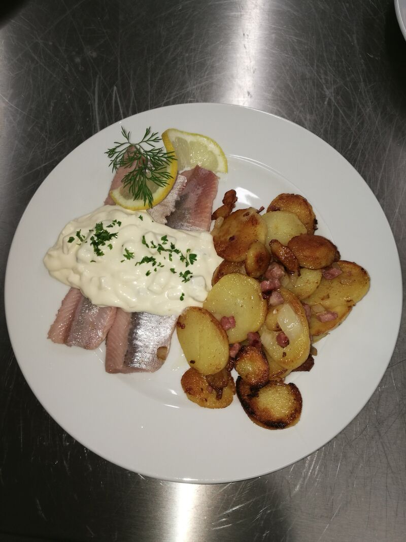 Matjes mit hausgemachter Remouladensoße und Bratkartoffeln
