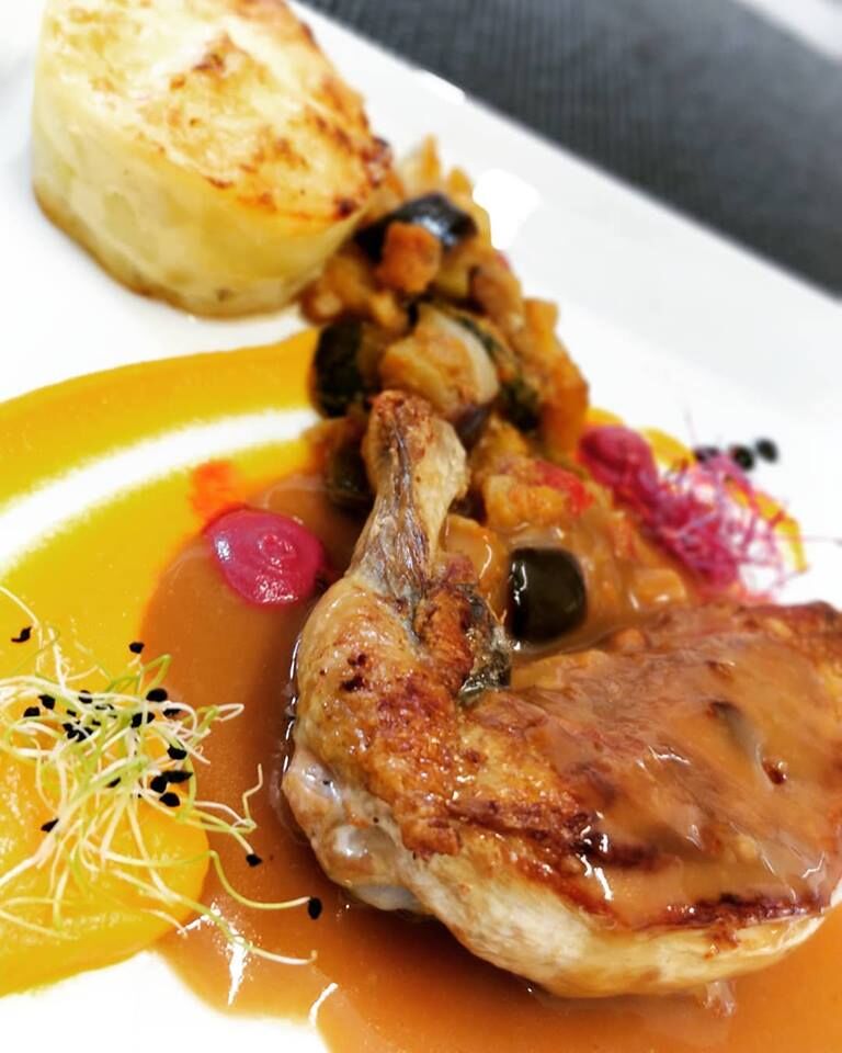 Suprême de pintade grillé sur peau, jus de cuisson et gratin Dauphinois.