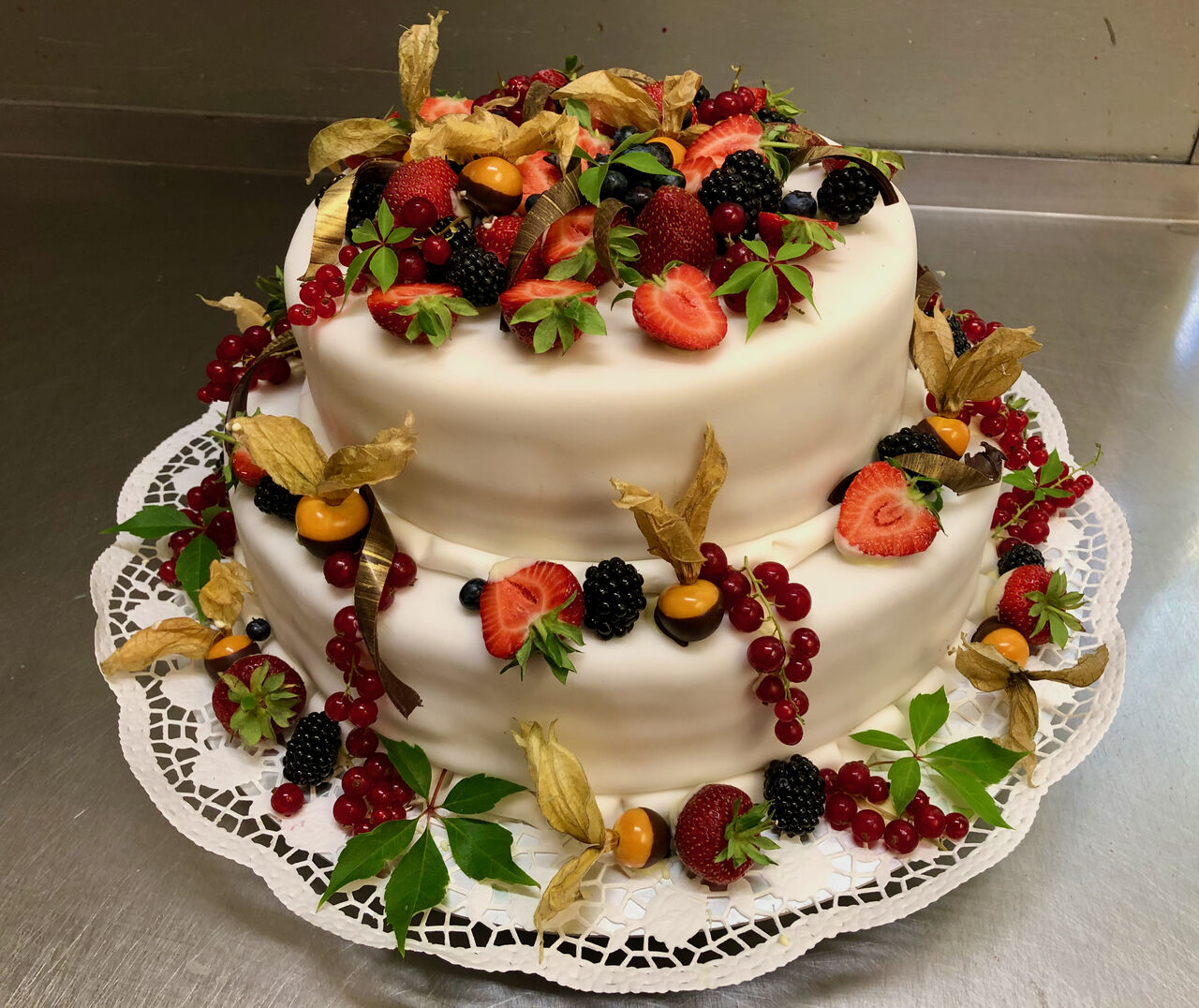 #2 Creme-Torte in weissem Fondant 