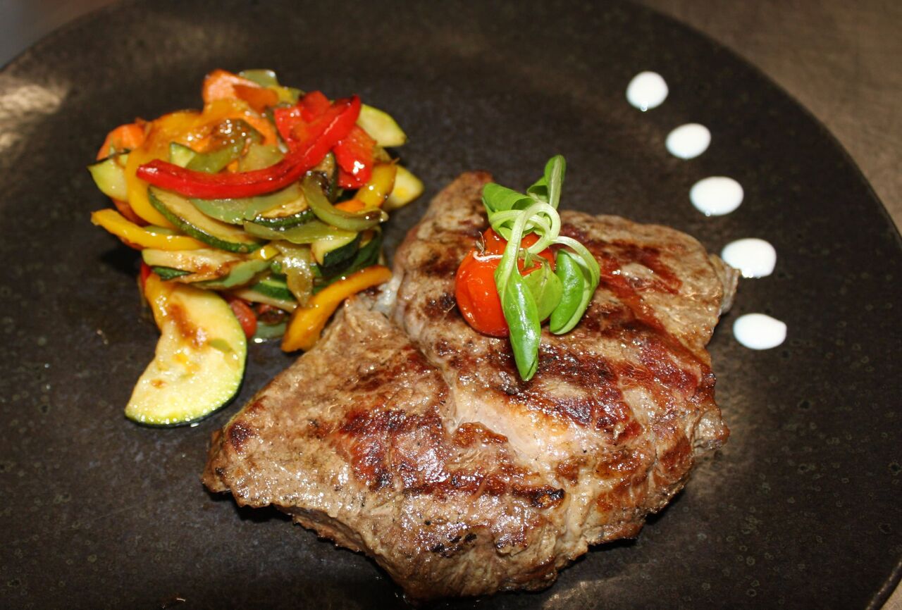 Ribeye steak i povrće sa žara