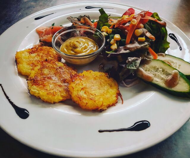 Salmone Marinato, Marinierter Lachs mit Reibekuchen und Salat