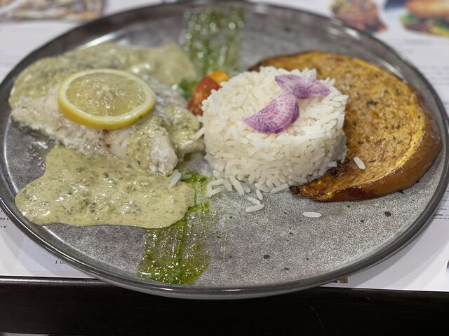 Filet de saint pierre sauce oseille, l’une de citrouille rôti et riz