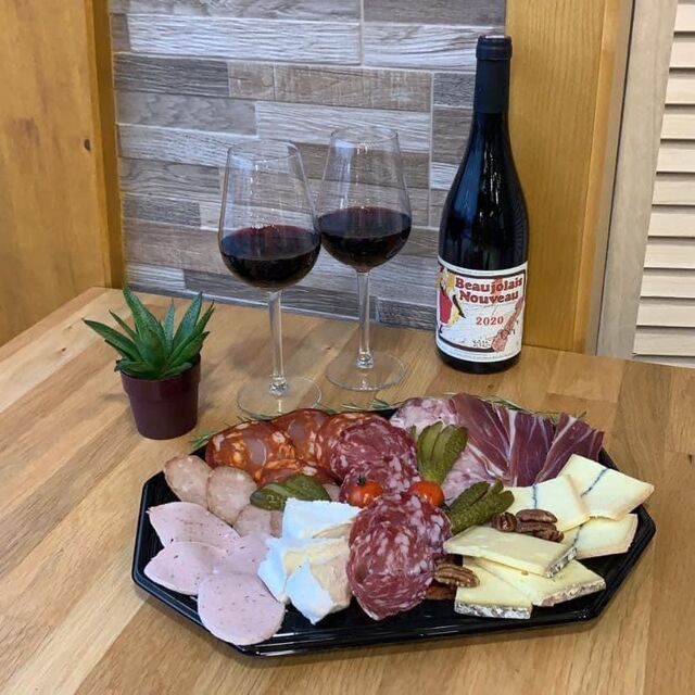 Nous pouvons réaliser des plateaux charcuteries/fromages pour 5euros par personnes 