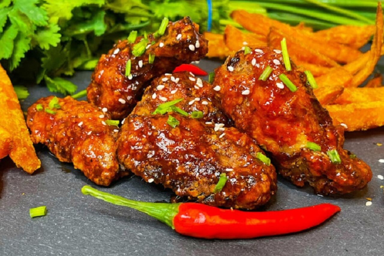 Notre poulet frit coréen servi avec variété de saveurs