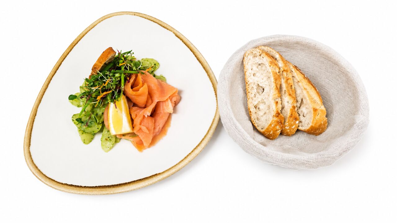 Marinierter Spargelsalat mit Kräutern, Räucherlachs und Baguette