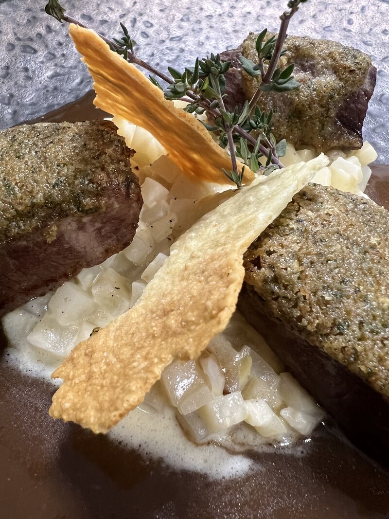 Le Filet d’Agneau en Croûte, Jus Réduit au Thym et Risotto de Céleri