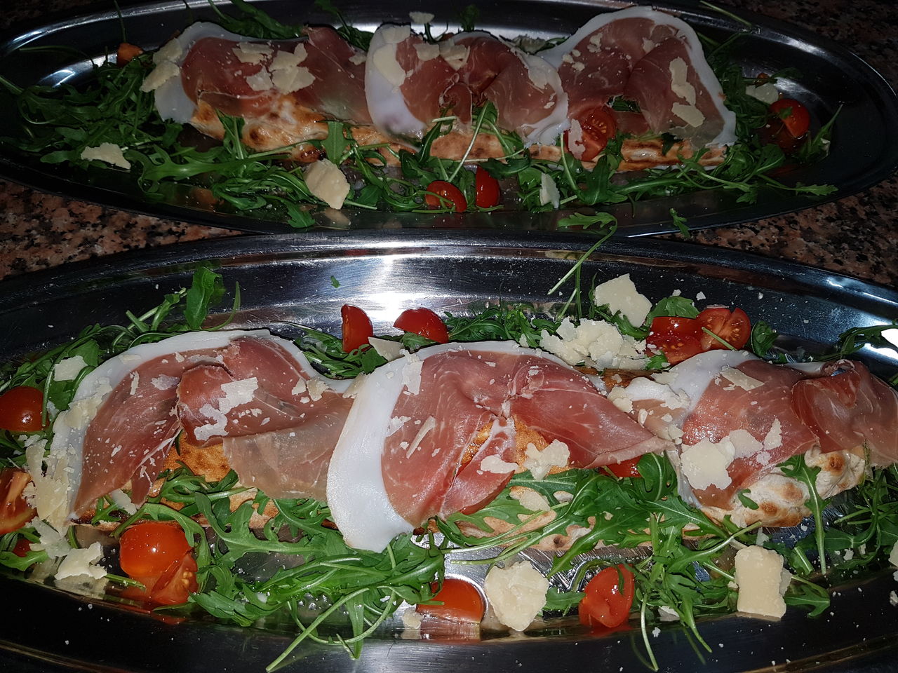 un calzone paradise diviso a meta