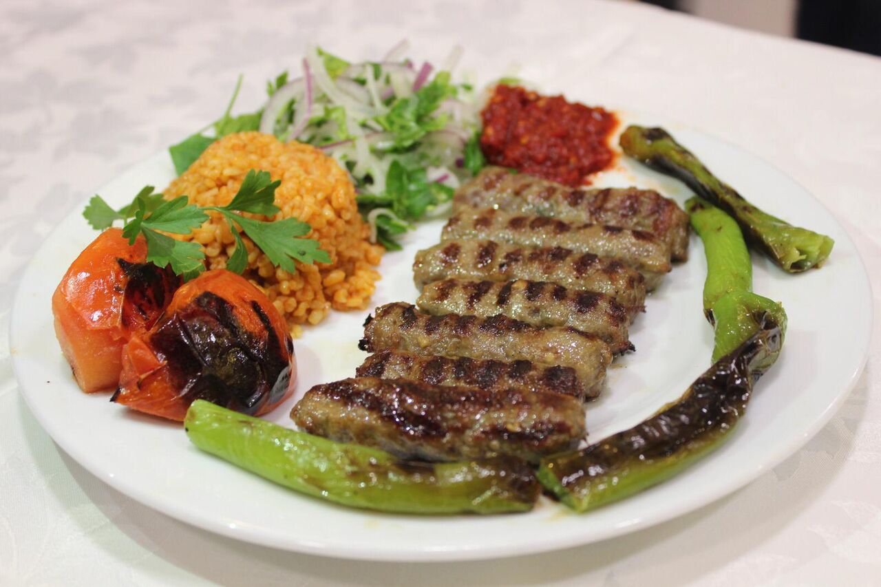 Sultanahmet Usulü Kendi Yapımımız Ev Yapımı Izgara Köftemiz.