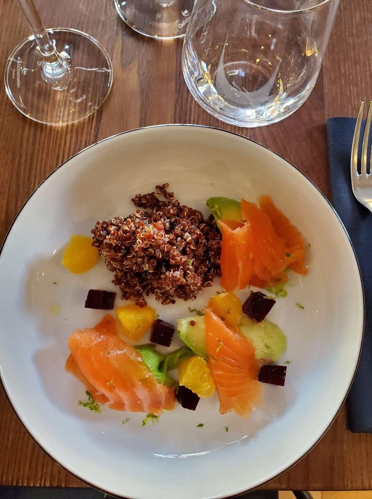 Saumon bömlo gravlax / betterave / avocat / orange / quinoa