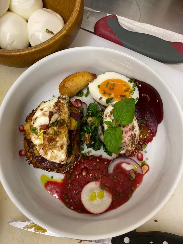 Salade de chèvre frais d'Ampus en croûte de noix revisitée