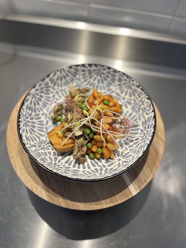 Pavé de patates douces, baked beans, poêlé de pleurotes 