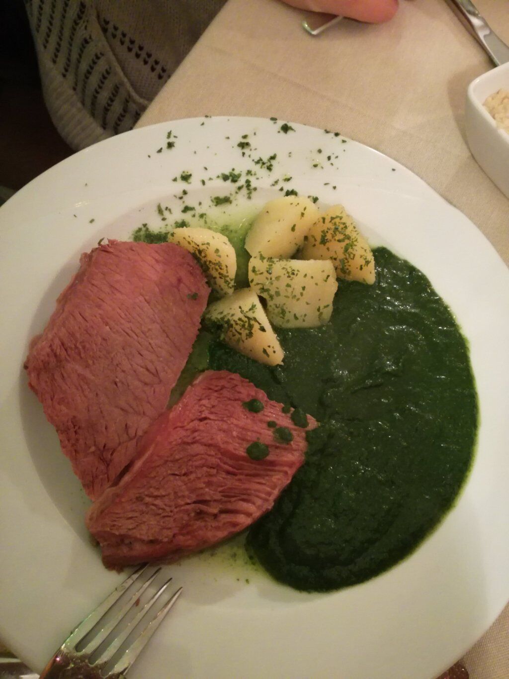 Tafelspitz mit Cremespinat, Kartoffeln und Apfelkren