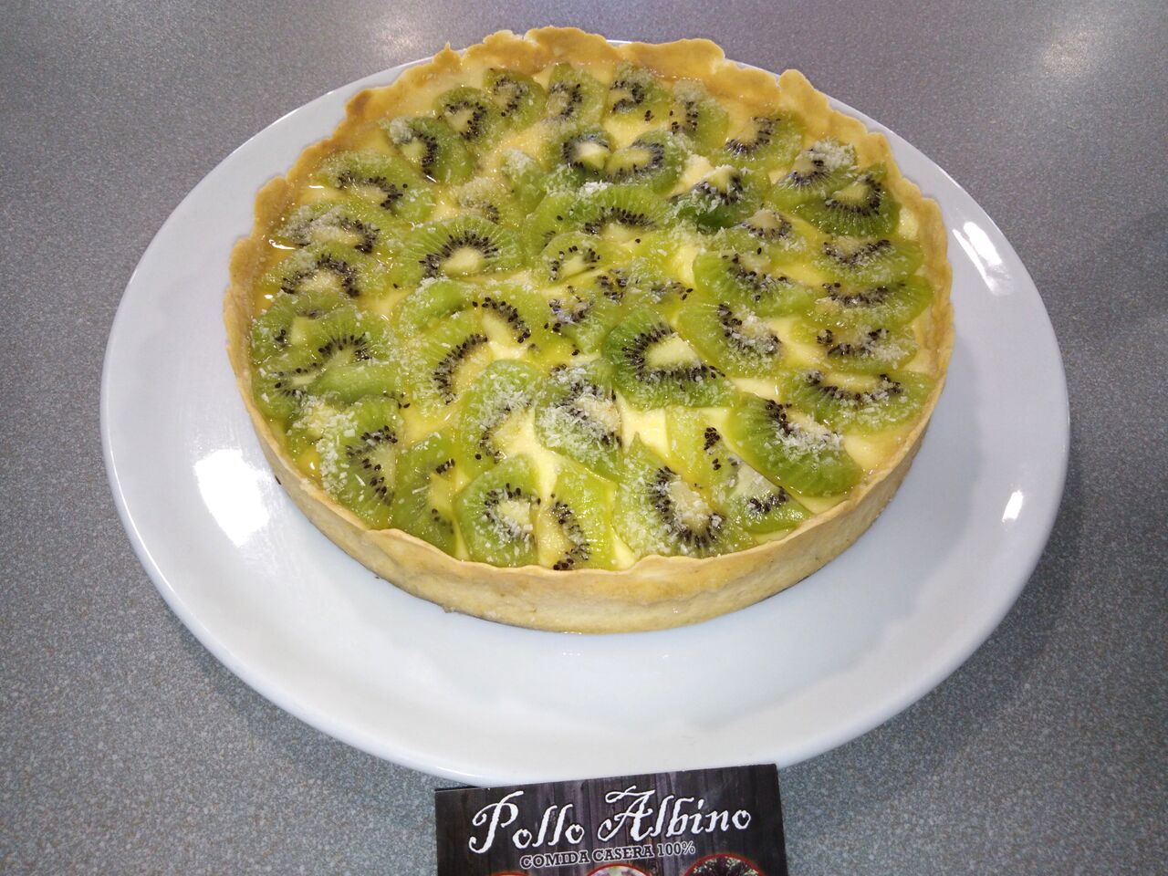 Tarta masa quebrada, con crema pastelera, kiwi y un poquito de almíbar ?