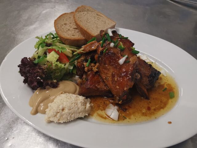 Pečená vepřová žebra s křenem a hořčicí