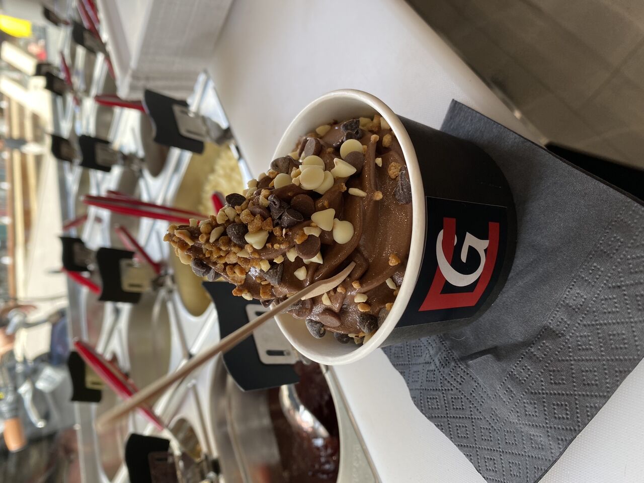 Sundae glace chocolat,toppings chocolat blanc et noisettes 