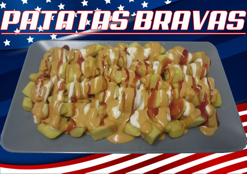Patatas Bravas con Mayonesa, Képchup y Salsa Brava.
