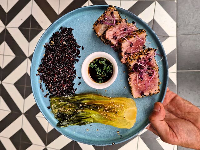 Notre Thon Mi-Cuit, Pak-Choï déglacé au soja et riz noir à l'ail