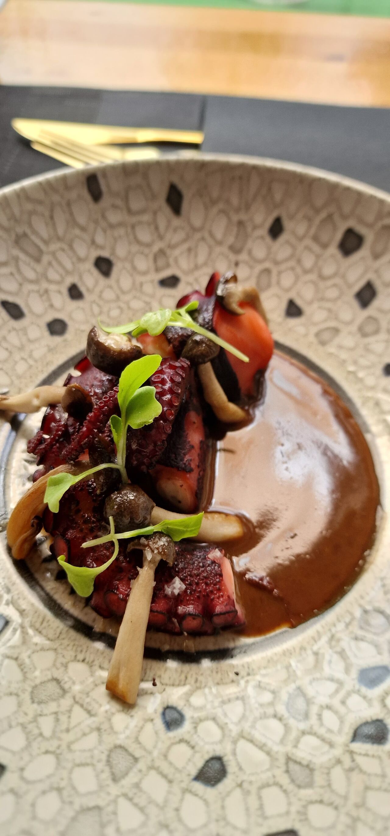 Pulpo ahumado,seta shimeji y reducción de gambas 