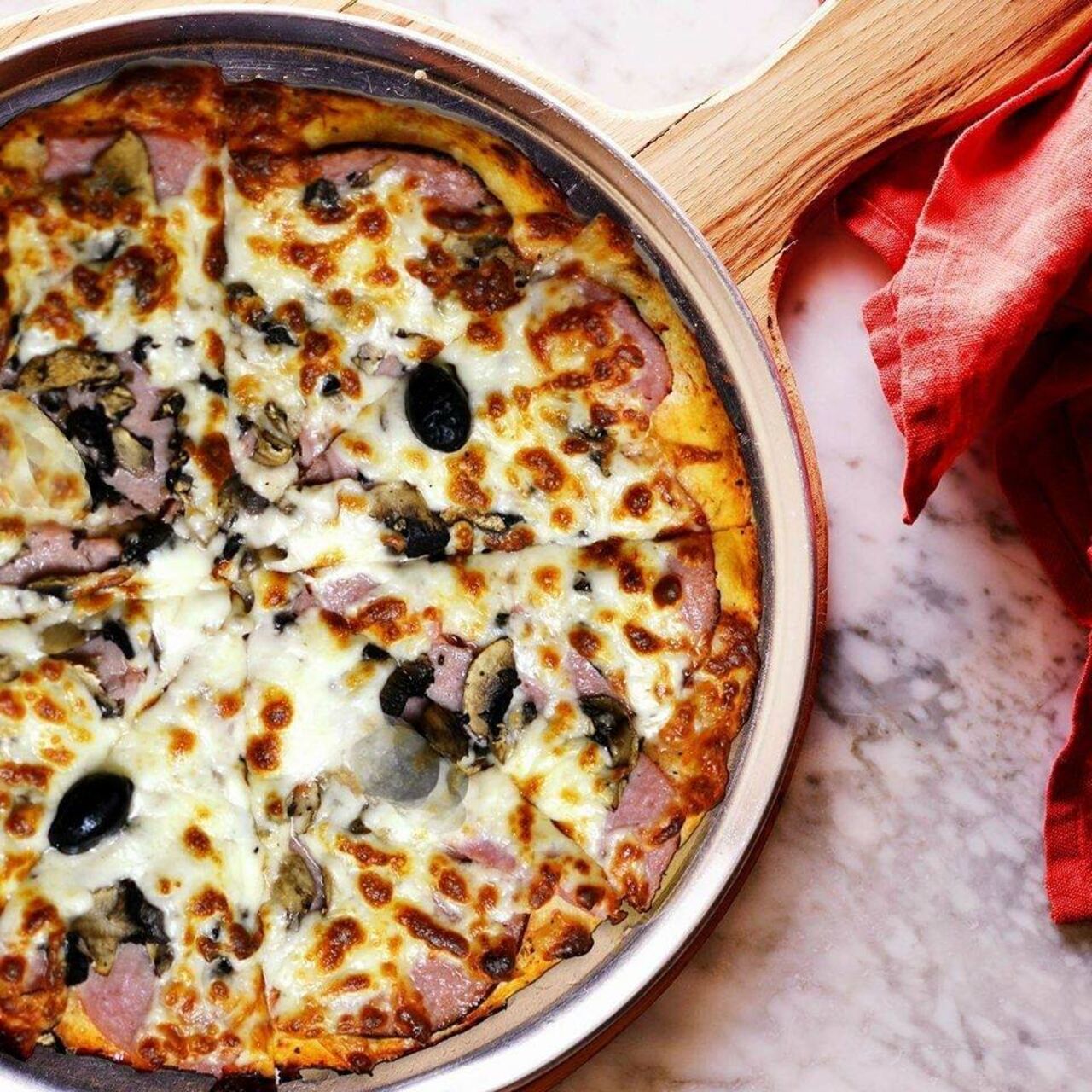 Pizzeria "La Dana" este un local situat in centrul localității Nădrag, Timiș la poalele munților Poiana Rusca ( Vf. Padeș) cu destinația Pizzerie-bar.