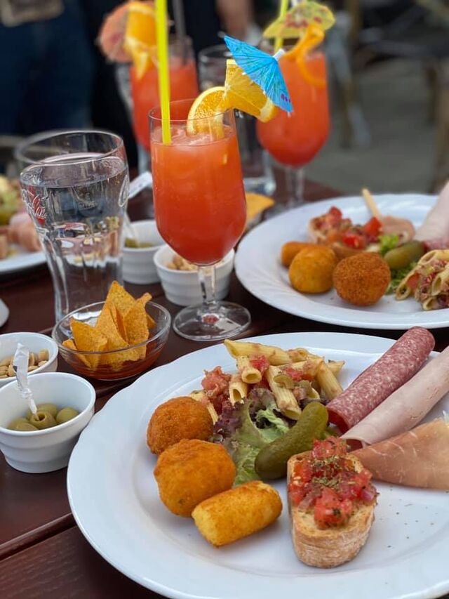 Italienischer Aperitif
Dazu gehören gemischte Vorspaise, Chips, Erdnüsse und Oliven mit einem Getränk Ihren Wahl für nur 12 €