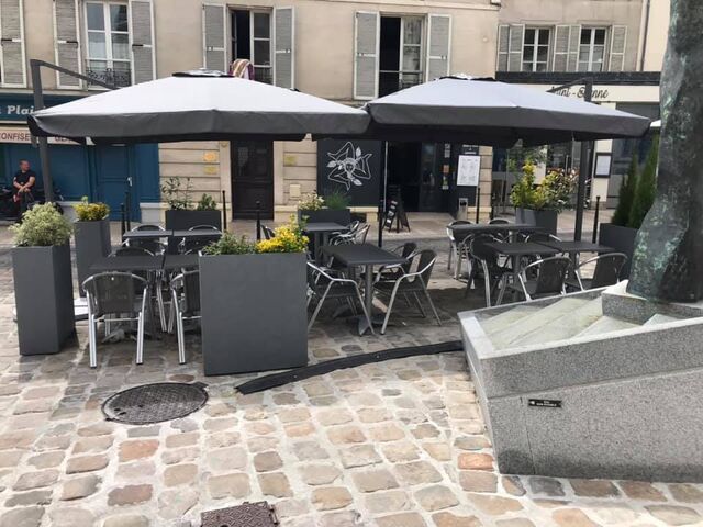 Une jolie terrasse sur les pavés au pied de la cathédrale de Meaux