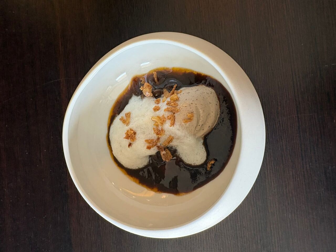 Oignon rose confit, glace moutarde au moût de raisin, jus de viande, oignons caramélisés, crème aigrelette au whisky 