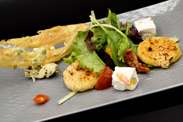 Duo de chèvre, en cromesquis et en nougat, légumes confits, croustillant aux herbes