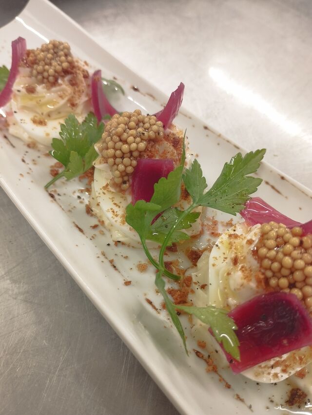 Oeufs mayonnaise, condiment pain grillé & pickles