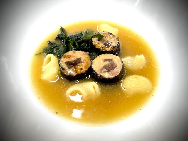 Sopa miso d’escudella amb galets, makis de carn d’olla i wakame