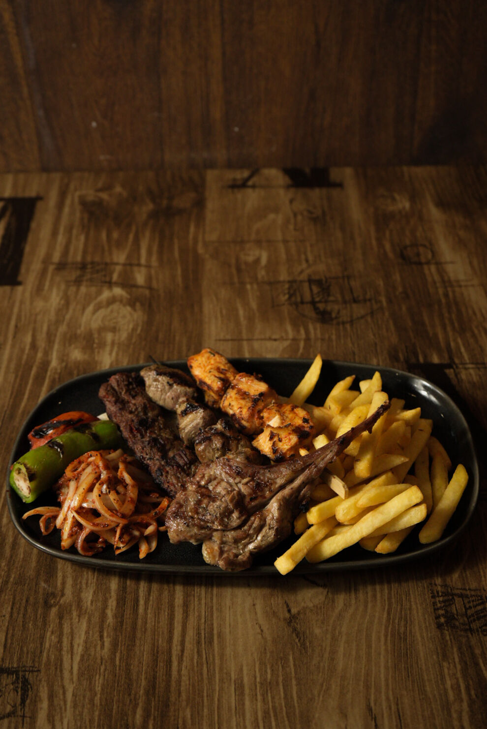 Brochettes de poulet, agneau, adana, côtelettes d’agneau