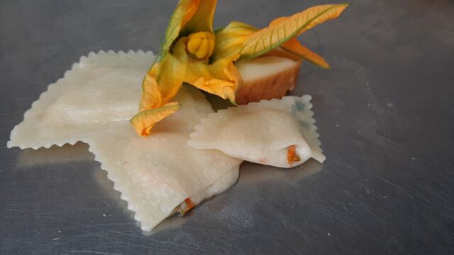 Mezzelune con sfoglia acqua e farina,,ripiene di provola e fiori di zucca