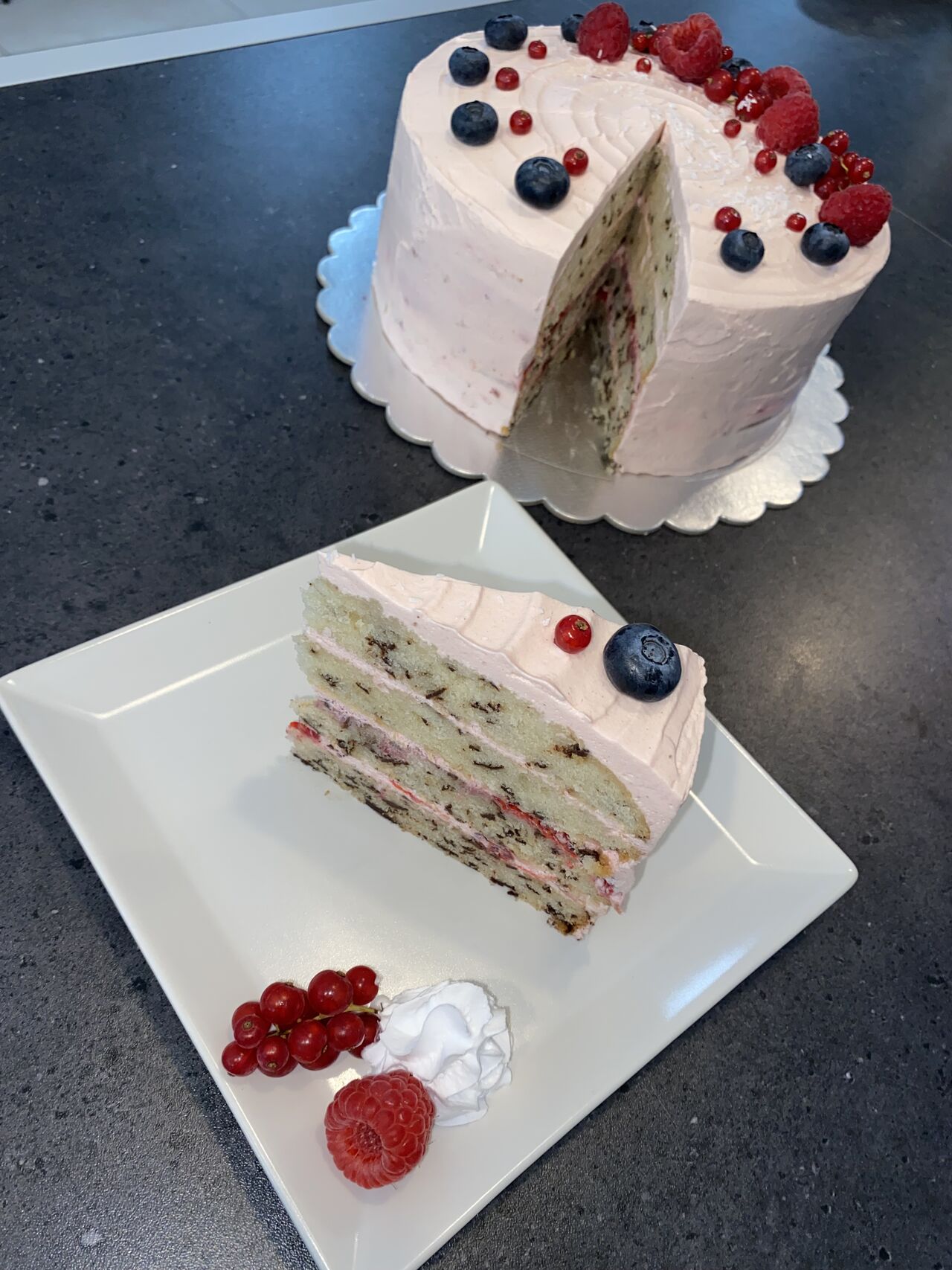 Vegane Himbeere-Creme mit Stracciatella Biskuit