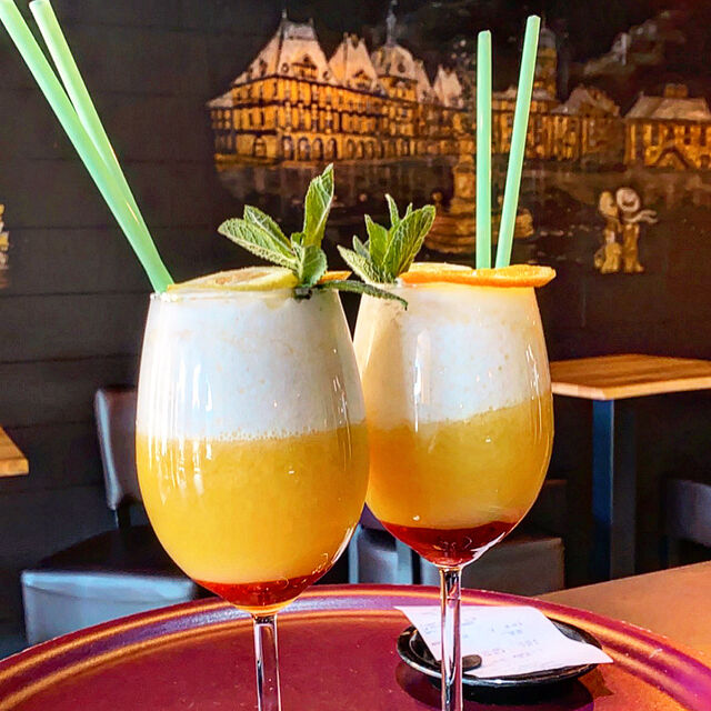 Mango Paradise :
Rhum Blanc Cubain, Jus de Mangue, Bitters Fruits des Iles, Purée de Fruits Rouges, Emulsion Ananas/Passion.