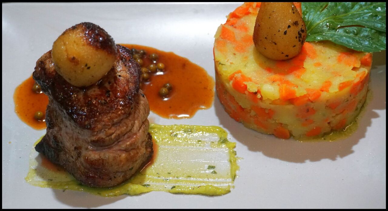 Irisches Kalbsfilet auf Haugemachter, Kräuterbutter , Babybirnen und einem Kartoffel-Karotten-Stampf