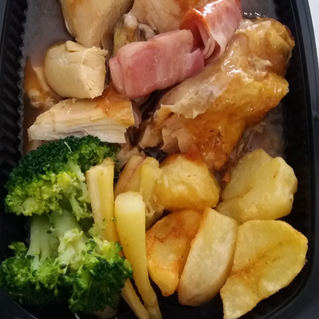 Pollo de Corral acompañado con rollitos de bacon, brocoli, chirivías y patatas risolé.
