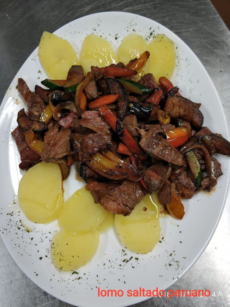 LOMO SALTADO CON VERDURA, PERUANO 