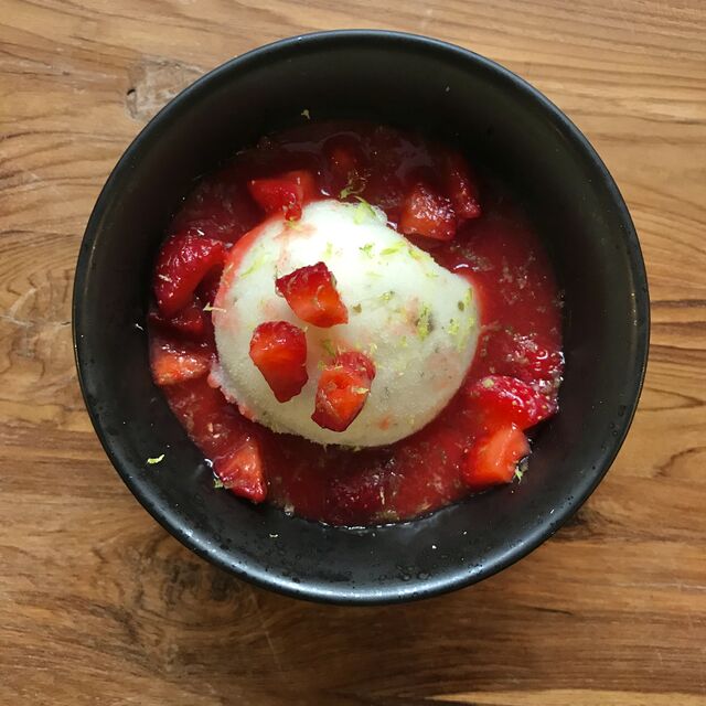 Soupe de fraises et sorbet citron-basilic - Juin 2021
(Nossa Pizzeria Sète)