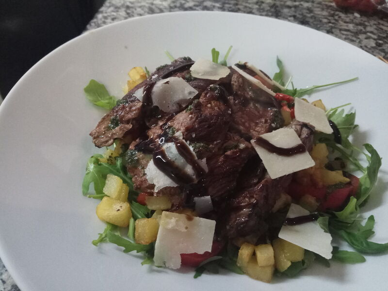 Tagliata de boeuf avec pommes de terre rissolées maison