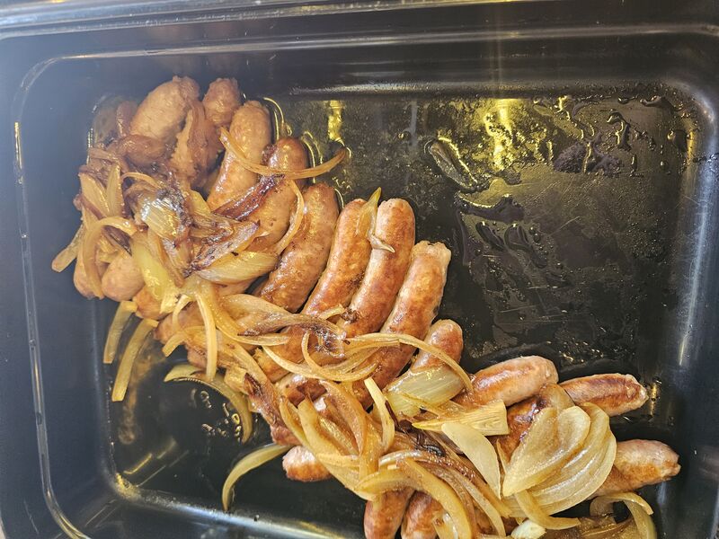 Salchichas encebolladas